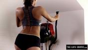 คลิปโป๊ Hot Czech brunette rubs her clit on a dumbell after a sweaty workout ฟรี