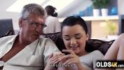 ดาวน์โหลด คลิป XXX Horny babe fucks old man in bf 039 s sofa ฟรี