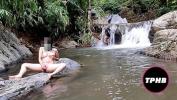 คลิปโป๊ ออนไลน์ Brave Thai girl masturbating with vibrator at the waterfall famous tourist attraction ฟรี