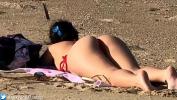 คริปโป๊ Exhibitionist GIRL Flagged girl masturbating on the beach safada tocando uma na praia 2024